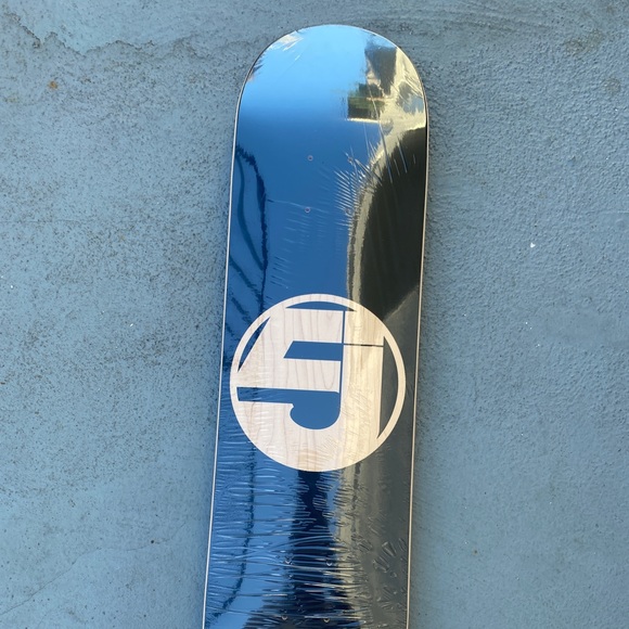 Jurassic 5 Black Wood Grain skateboard DECK New.
7 ply Canadian maple 🍁 - Picture 3 of 6